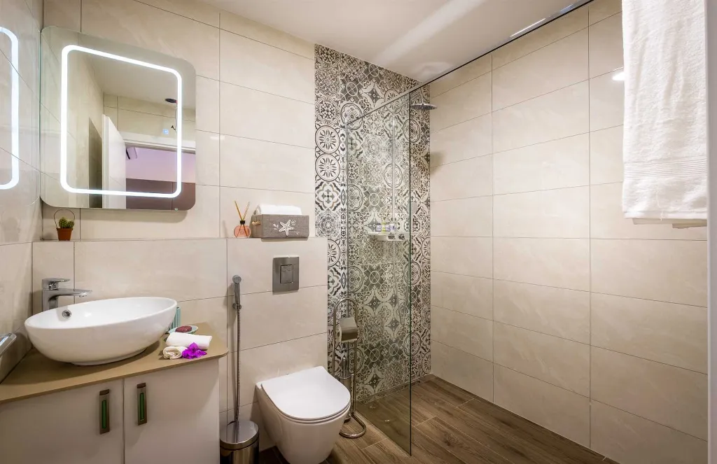 Apartment with Private Balcony and Pool in Mlini