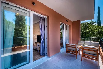 Apartment with Private Balcony and Pool in Mlini