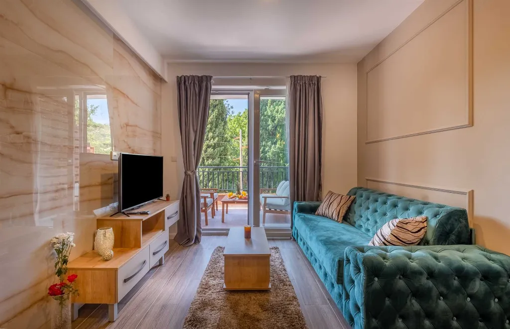 Apartment with Private Balcony and Pool in Mlini