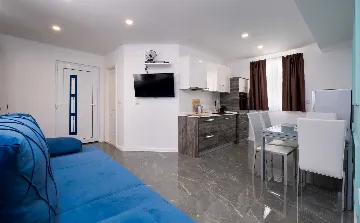 Mlini Apartment for 4 Guests with Pool and Balcony