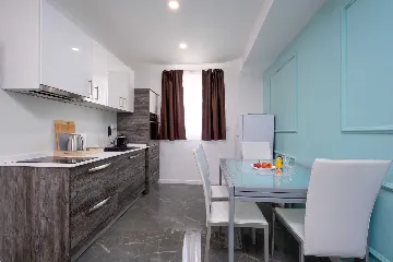 Mlini Apartment for 4 Guests with Pool and Balcony