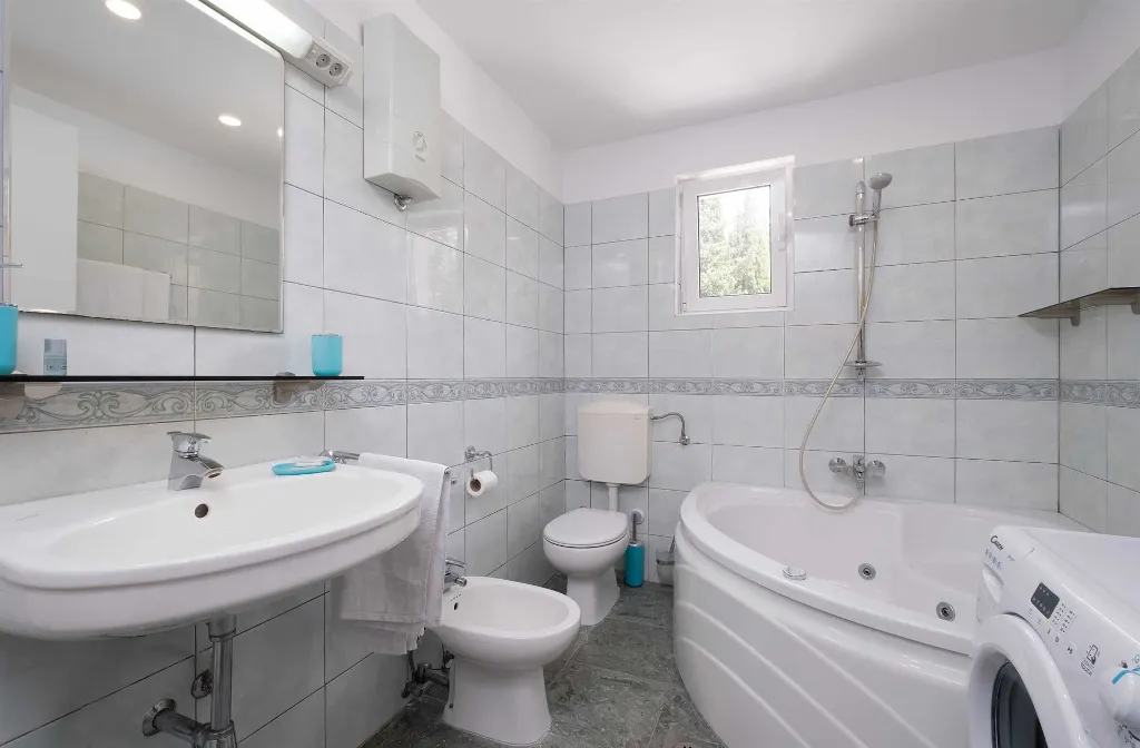 Mlini Apartment for 4 Guests with Pool and Balcony