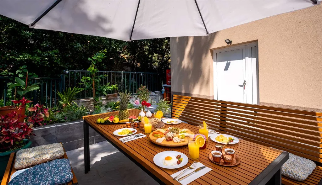 Mlini Apartment for 4 Guests with Pool and Balcony