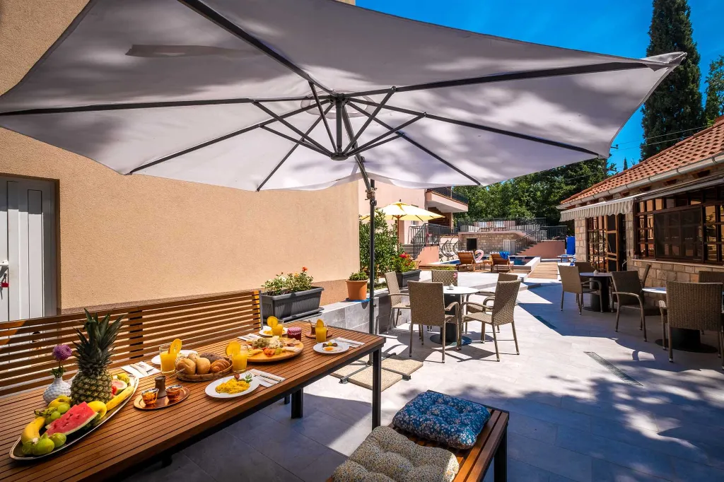 Mlini Apartment for 4 Guests with Pool and Balcony