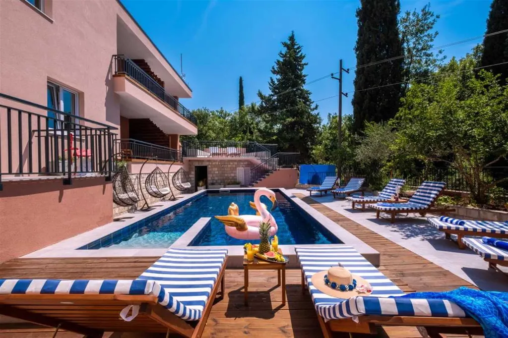 Mlini Apartment for 4 Guests with Pool and Balcony